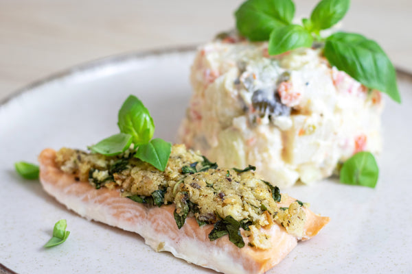 Recept: Pečený losos s chrumkavou bazalkovou krustou s vianočným šalátom (bez laktózy)
